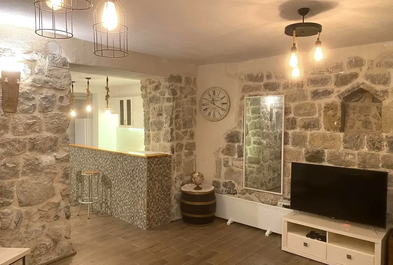 Izdavanje, stan, 90m², Kotor, Crna Gora
