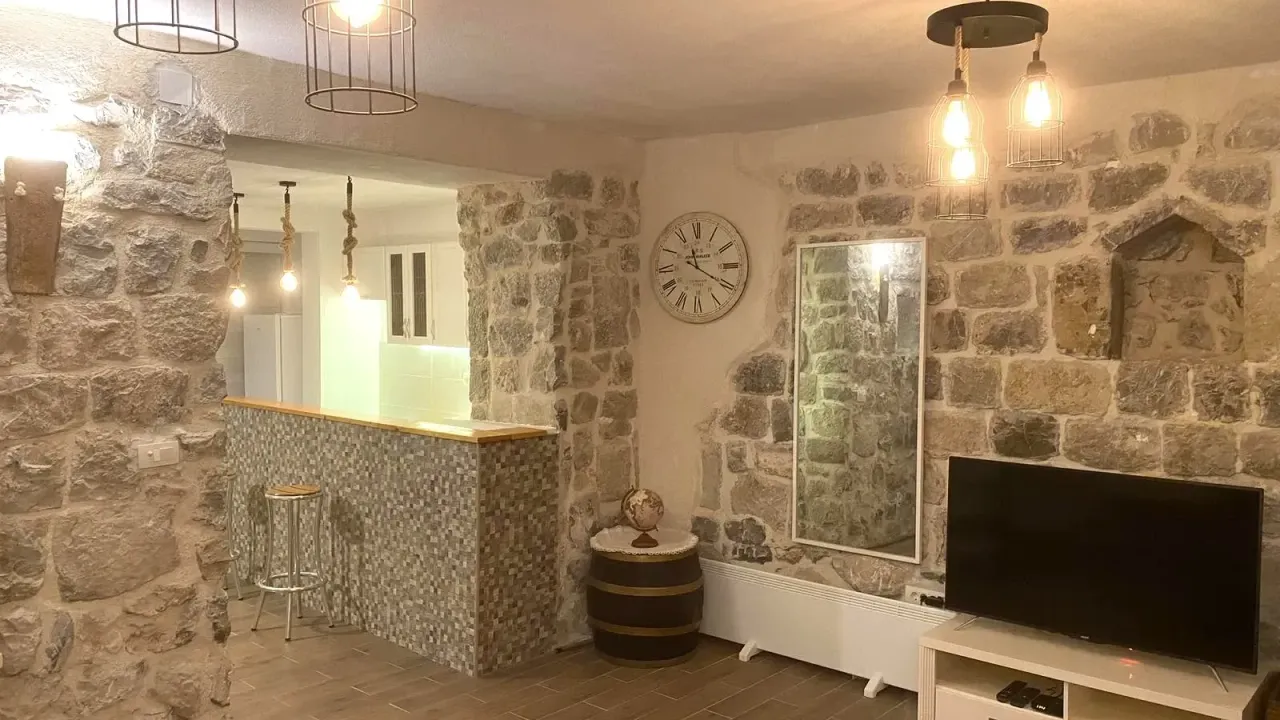 Izdavanje, stan, 90m², Kotor, Crna Gora