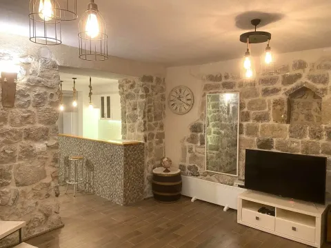 Izdavanje, stan, 90m², Kotor, Crna Gora