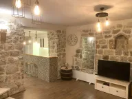 Izdavanje, stan, 90m², Kotor, Crna Gora - image 1