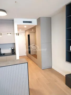 Pogled na moderno opremljenu kuhinju sa šankom i ugrađenim elementima. - image 10