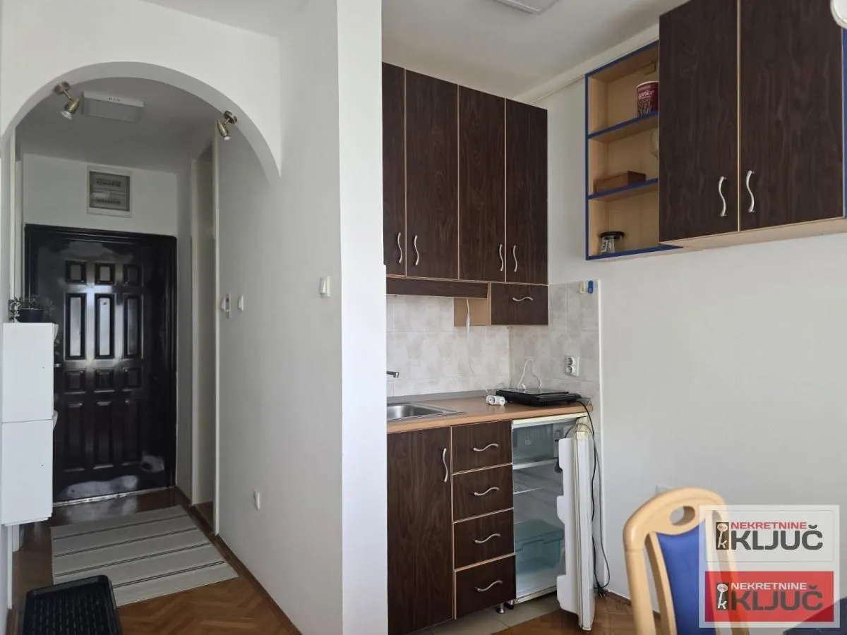 Izdavanje, jednosoban stan, 27m², Bulevar Oslobodjenja, Novi Sad Sve Podlokacije