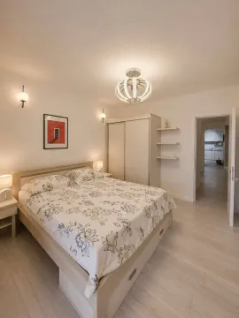 Namještena spavaća soba sa bračnim krevetom, garderoberom i svijetlim tonovima. - image 6