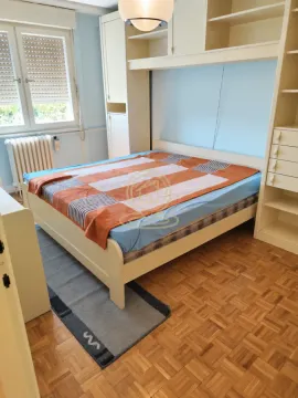 Spavaća soba sa bračnim krevetom i ugrađenim ormarima. - image 13