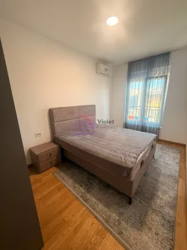 Spavaća soba sa bračnim krevetom, noćnim stočićem i prozorom sa zavjesama. - image 8