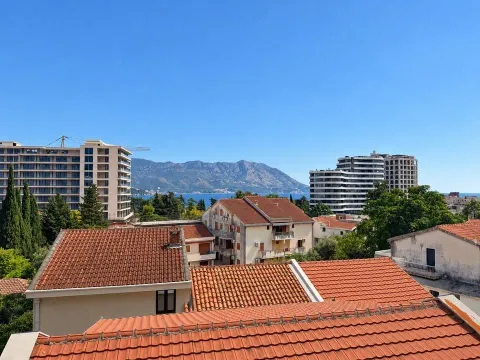 Pogled sa terase na okolne zgrade, more i planine u pozadini. - image 5