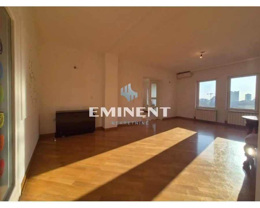 Izdavanje, trosoban stan, 110m², Kalenić Pijaca, Vračar Sve Podlokacije