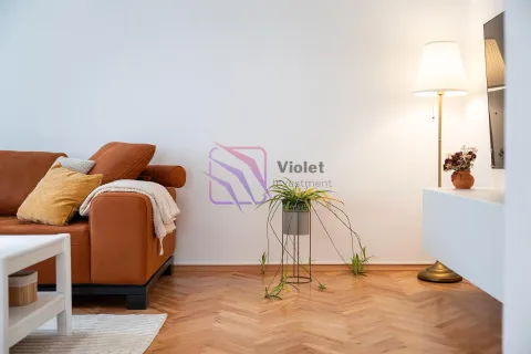 Dnevna soba sa braon kaučem, podnom lampom i ukrasnom biljkom. - image 17