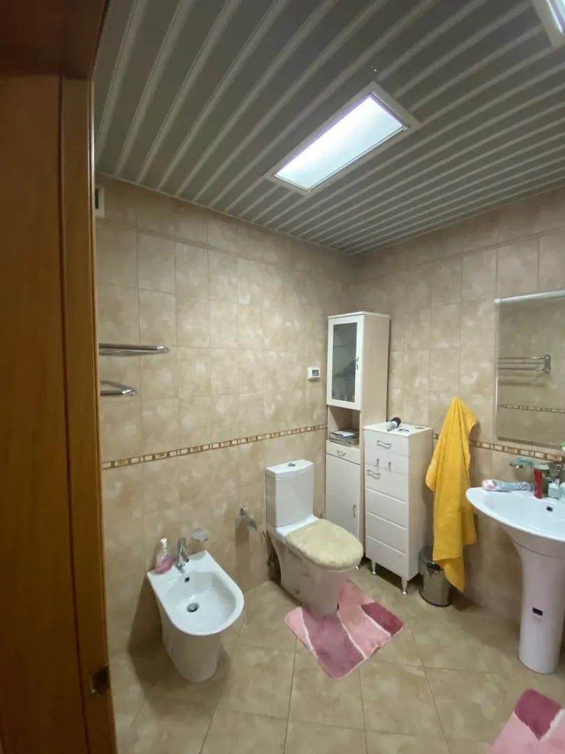 Funkcionalno kupatilo sa bideom, toaletom i lavaboom.