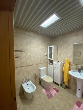 Funkcionalno kupatilo sa bideom, toaletom i lavaboom. - image 29