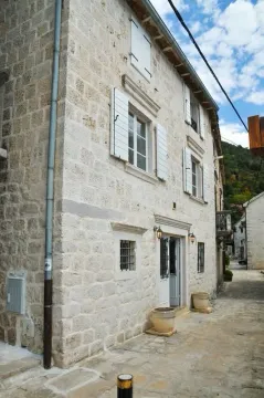 Kamena fasada stare kuće u uskoj ulici. - image 5