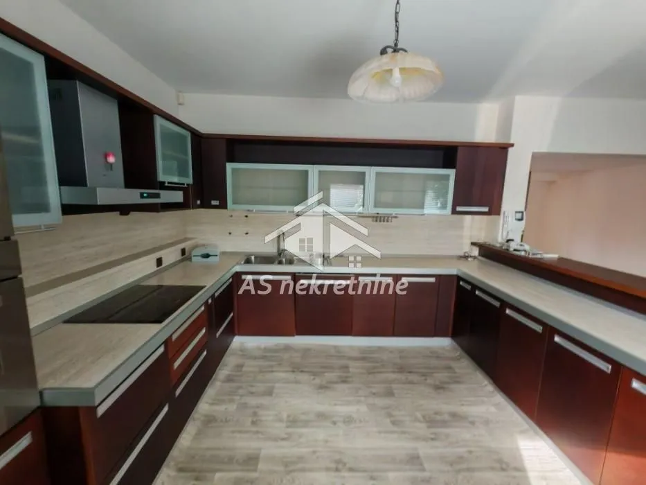 Izdavanje, kuća, 360m², Voždovac Sve Podlokacije, Beograd