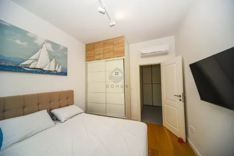 Spavaća soba sa bračnim krevetom, velikim garderoberom i televizorom na zidu. - image 4