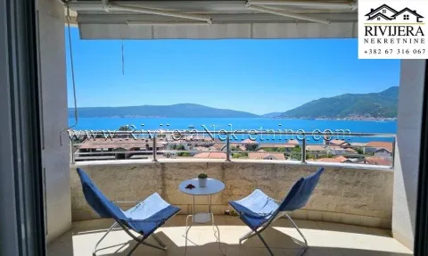 Namješten balkon sa garniturom za sjedenje i pogledom na more. - image 8
