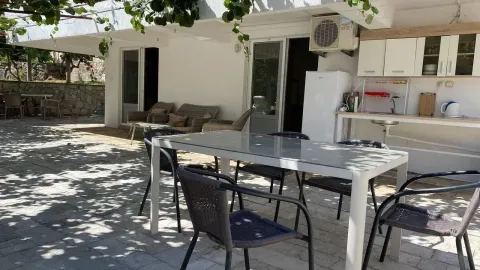 Natkrivena terasa sa garniturom za sjedenje i ljetnjom kuhinjom. - image 11