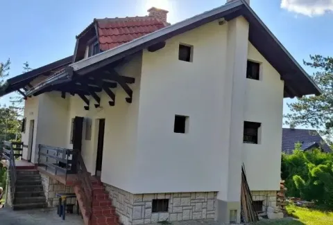 Spoljašnji izgled kuće sa dvorištem. - image 2