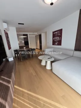 Dnevna soba sa garniturom, trpezarijom i kuhinjom u pozadini. - image 6