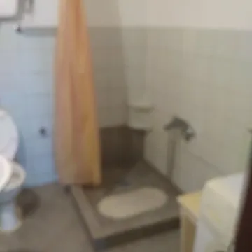 Jednostavno kupatilo sa tušem i toaletom. - image 7