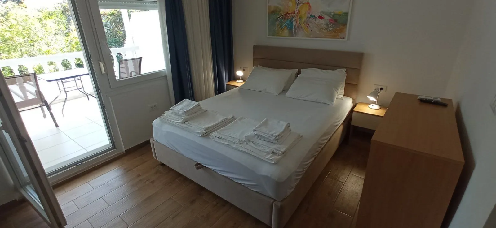 Furnished bedroom with a double bed and access to the terrace.