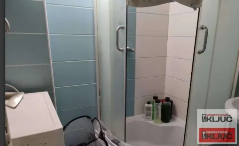 Kupatilo sa tuš kabinom i pločicama u plavim i belim tonovima. - image 3
