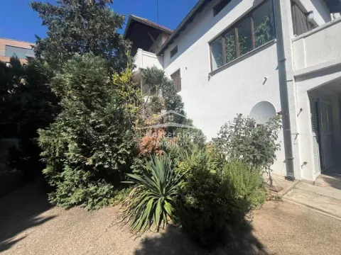 View of the courtyard and the facade of the house surrounded by greenery. - image 7