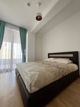 Spavaća soba sa bračnim krevetom i prozorom sa plavim zavjesama. - image 11