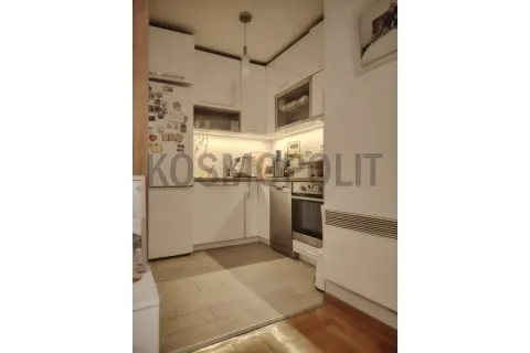 Manja bela kuhinja sa ugradnim aparatima i frižiderom. - image 5