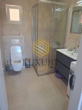 Savremeno opremljeno kupatilo sa tuš kabinom. - image 6
