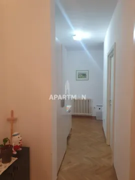 Hodnik sa parketom i ugradnim ormarom. - image 4