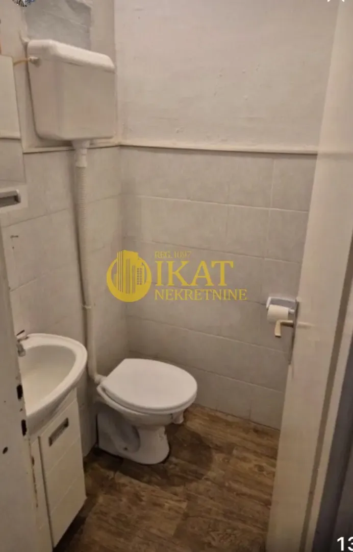 Smaller bathroom with a washbasin and toilet.