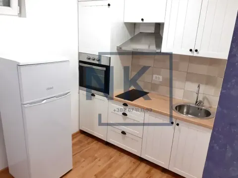Manja bijela kuhinja sa frižiderom i drvenom radnom pločom. - image 3