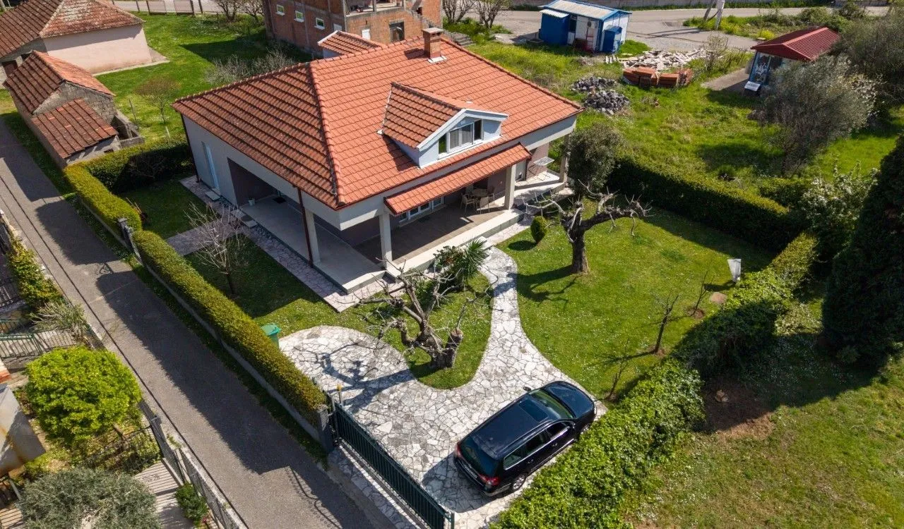 Prodaja, kuća, 200m², Tološi, Podgorica
