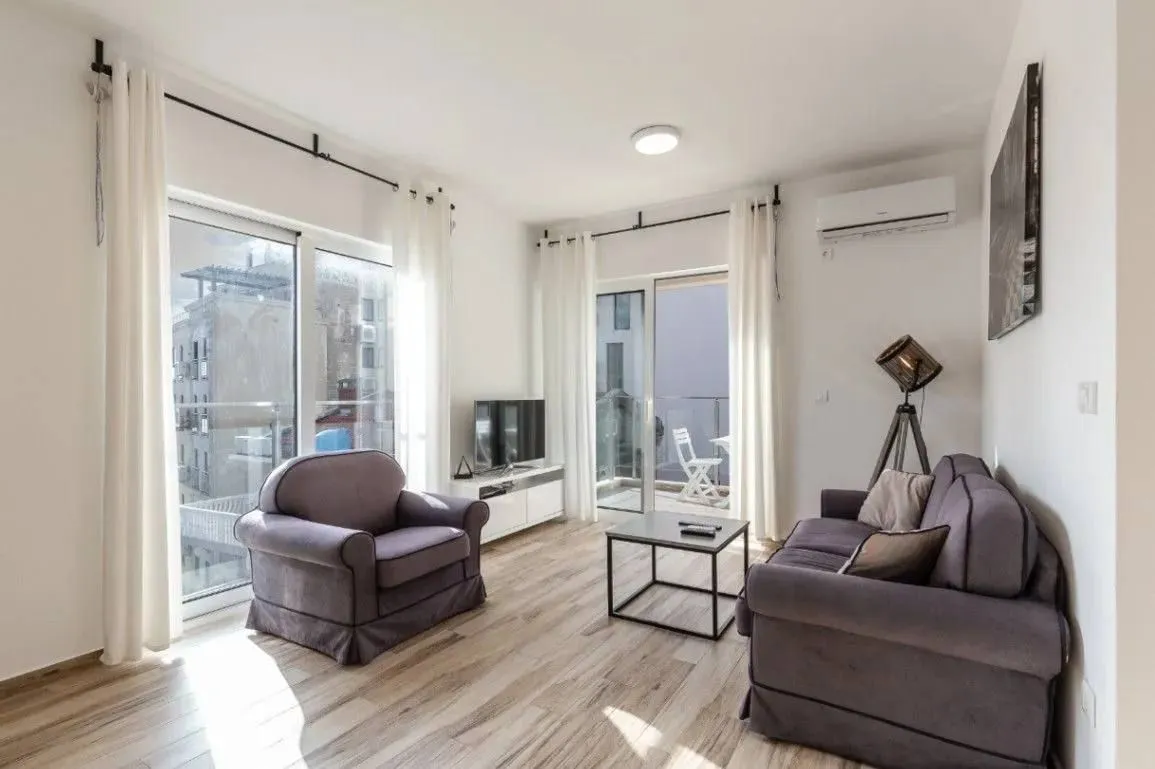 Rent, one bedroom apartment, 50m², Bečići, Budva
