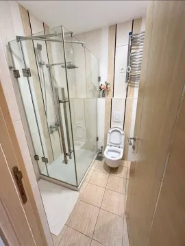 Manje kupatilo sa tuš kabinom i ugradnom wc šoljom. - image 6