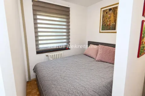 Manja spavaća soba sa bračnim krevetom i prozorom. - image 4