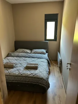 Manja spavaća soba sa bračnim krevetom i prozorom. - image 10