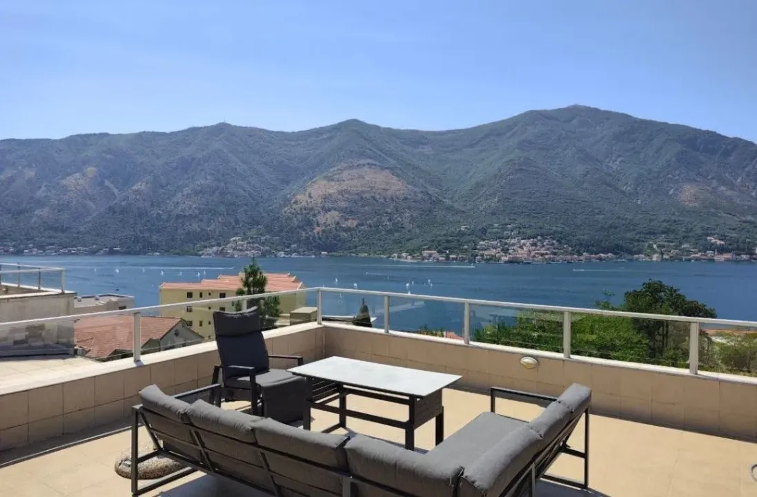 Prodaja, dvosoban stan, 76m², Dobrota, Kotor