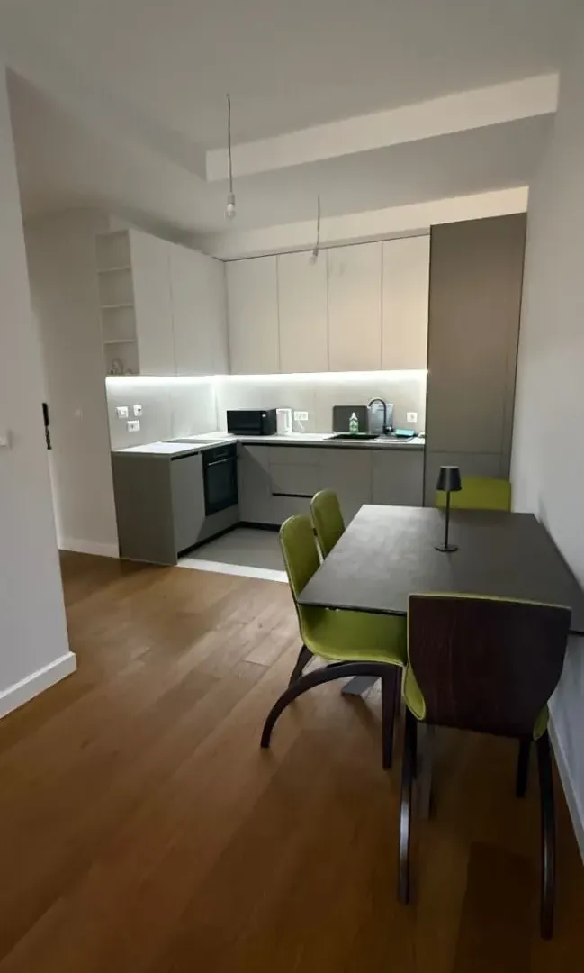 Izdavanje, dvosoban stan, 90m², Centar, Bar