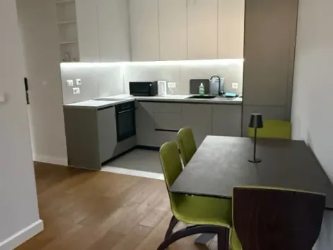 Izdavanje, dvosoban stan, 90m², Centar, Bar