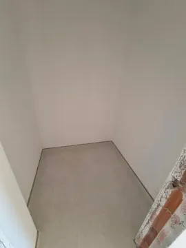Prazna prostorija sa okrečenim zidovima i ravnim podom. - image 4