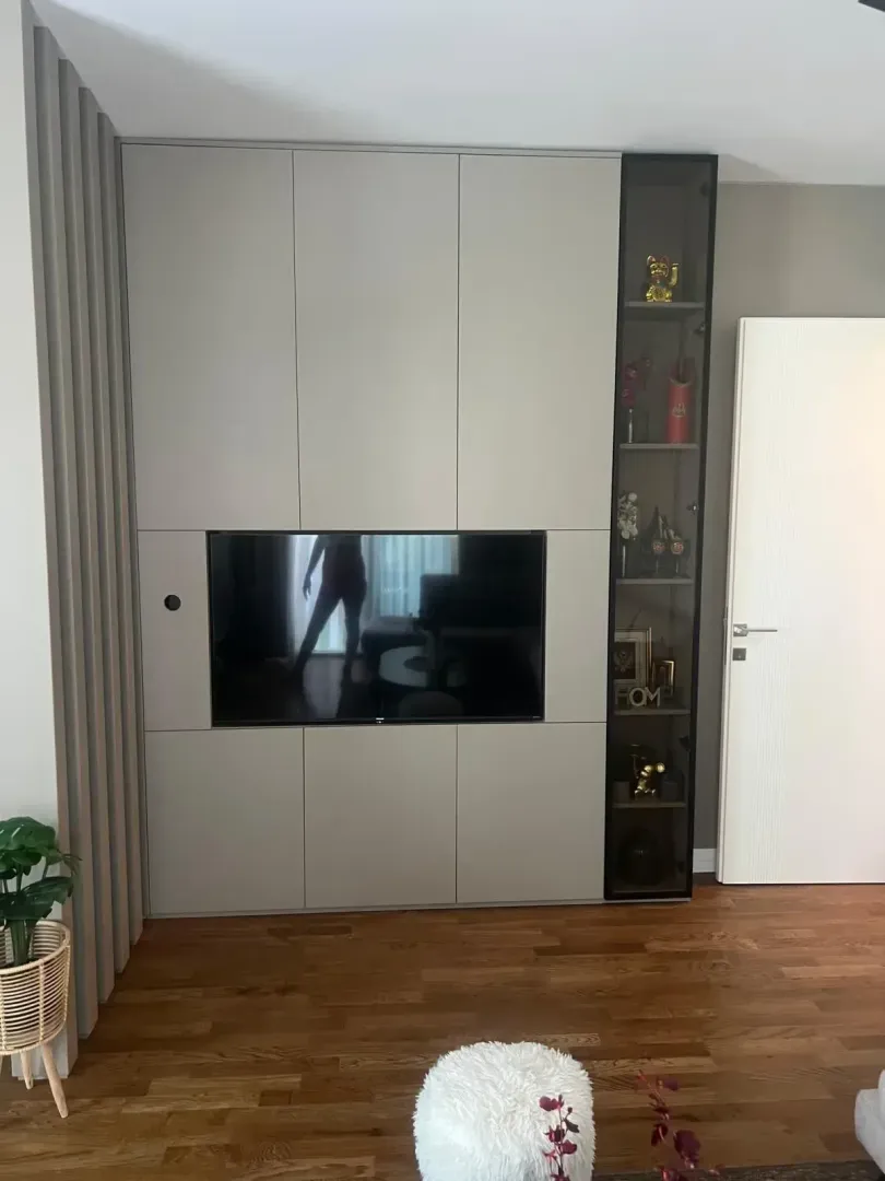 Dnevna soba sa ugradnim plakarom i TV jedinicom.
