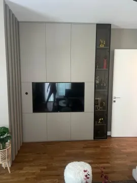 Dnevna soba sa ugradnim plakarom i TV jedinicom. - image 11