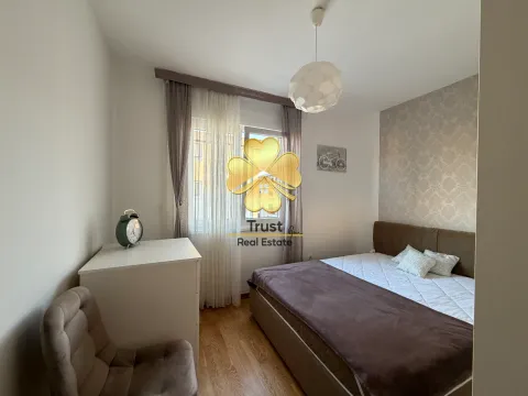 Namještena spavaća soba sa bračnim krevetom, komodom i prozorom. - image 15