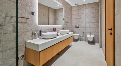 Moderne kupatilo sa duplim umivaonikom, velikim ogledalom i tuš kabinom. - image 7