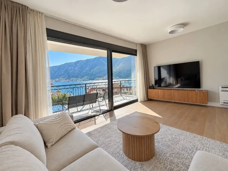 Izdavanje, trosoban stan, 90m², Dobrota, Kotor