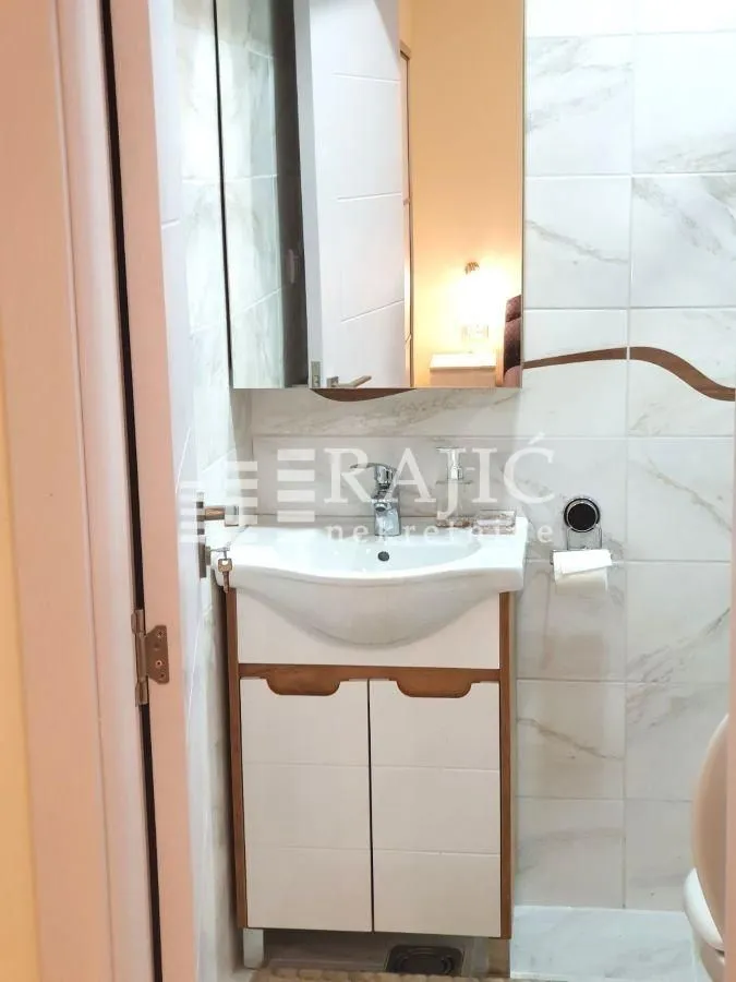 Small bathroom with a washbasin and a mirror.