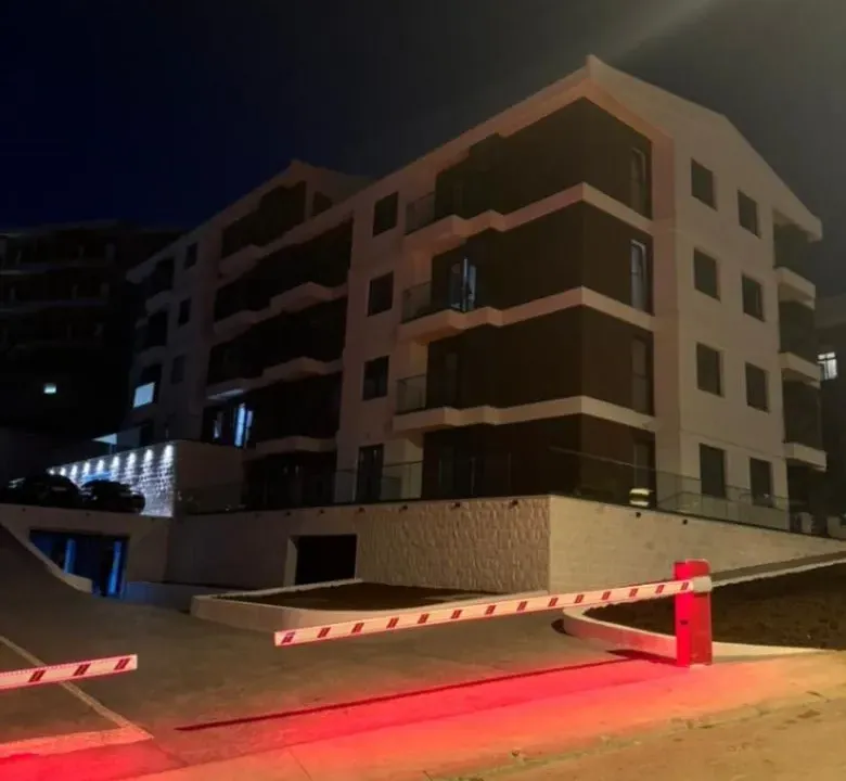 Izdavanje, jednosoban stan, 40m², Tivat, Crna Gora