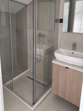 Savremeno opremljeno kupatilo sa tuš kabinom i umivaonikom. - image 8