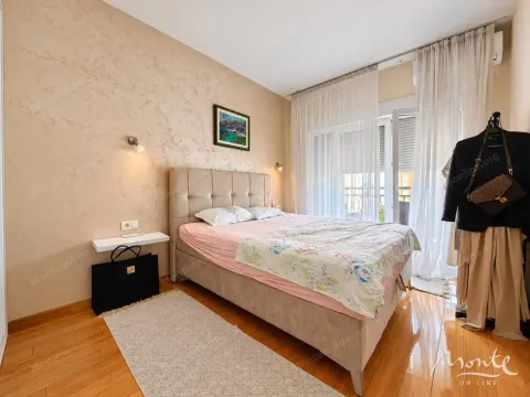 Namještena spavaća soba sa bračnim krevetom i izlazom na balkon. - image 13