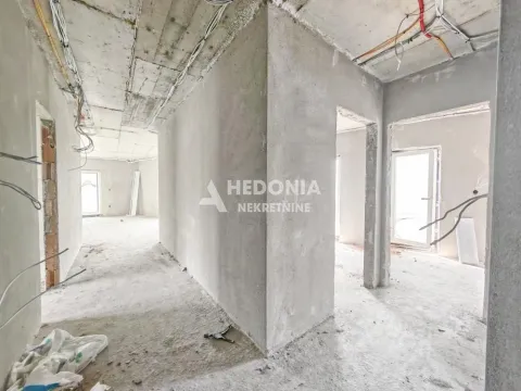 Pogled na unutrašnjost nekretnine u izgradnji sa malterisanim zidovima i betonskim plafonom. - image 5